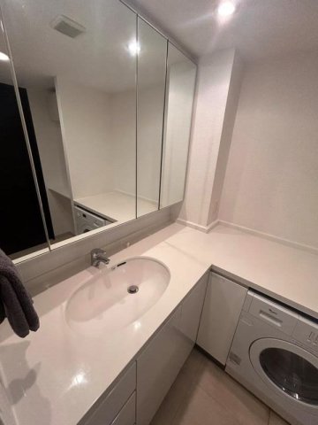 トイレ　■キャビネット収納付きの多面鏡独立洗面台