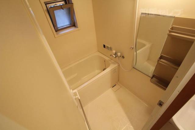 バス・シャワールーム　窓の付いたバスルーム