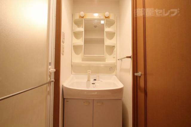 洗面設備　シャンプードレッサー付き洗面台