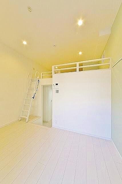 居室・リビング　開放的な天井の高さ