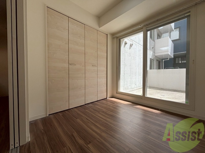 その他部屋・スペース　寝室はこちらです。光が差し込む、温かみのあるお部屋です。