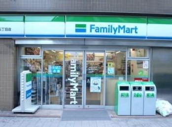 コンビニ　ファミリーマート新宿五丁目店（コンビニ）まで99m