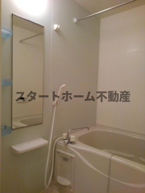 バス・シャワールーム　コンパクトで使いやすいお風呂です