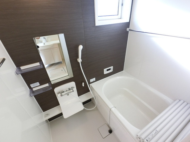 バス・シャワールーム　浴室換気乾燥機付きの浴槽です。