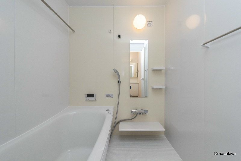 バス・シャワールーム　お風呂　追い焚き・浴室乾燥機付きです。一坪タイプ。