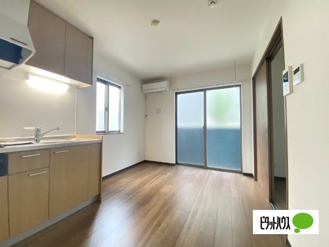 居室・リビング　同物件別室写真