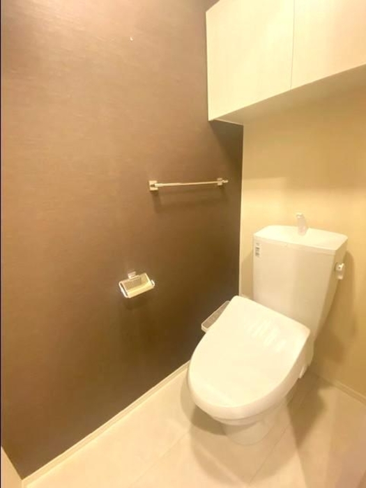 トイレ　落ち着いた色調のトイレです
