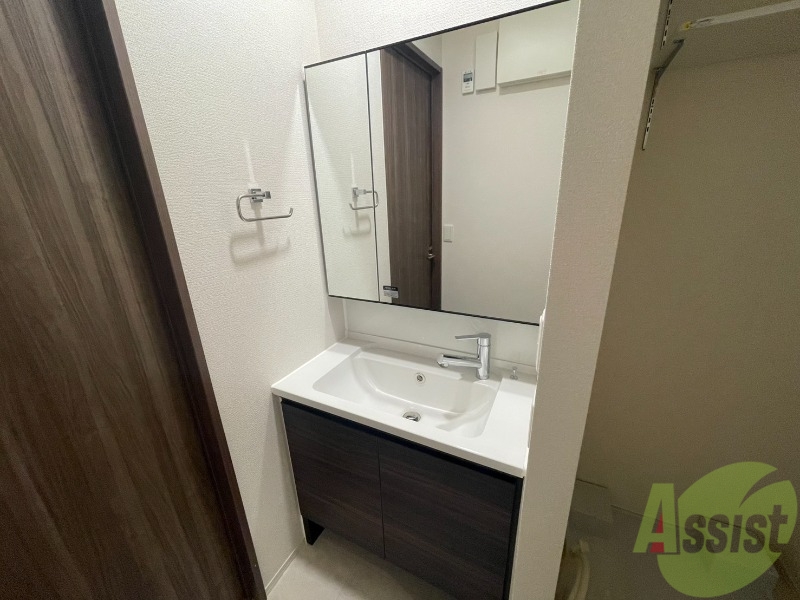 洗面設備　広々とした独立洗面台です！清潔感がありますね！