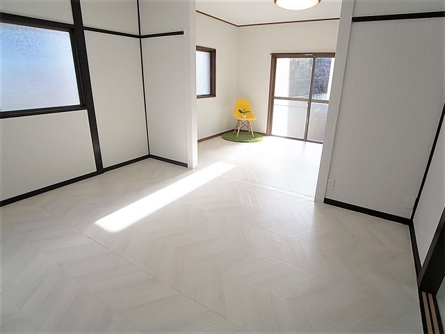 下谷上猪ころび戸建の居間写真