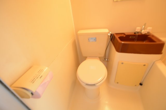 トイレ　浴室内にトイレがあります☆