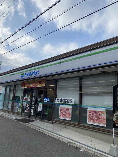 コンビニ　ファミリーマート萱島駅前店（コンビニ）まで334m