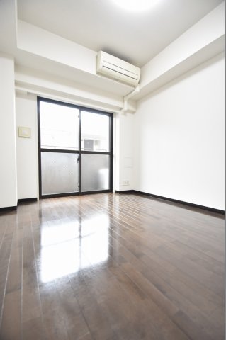居室・リビング　落ち着いた色の床材を使用したお部屋です。