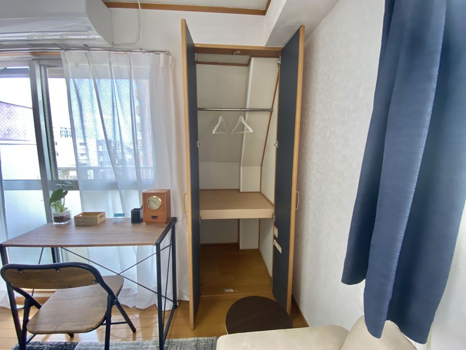 収納　ハンガーパイプ付きの２段収納です