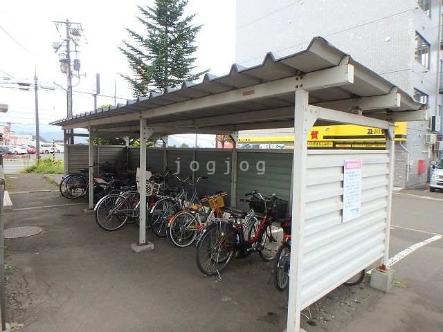 その他共有部分　屋根付き駐輪場あり。