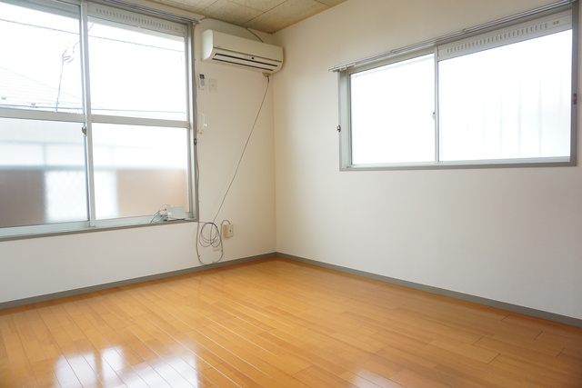 居室・リビング　２面採光なので、明るく風通しのよい過ごしやすいお部屋です♪
