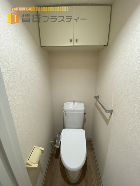 トイレ　収納棚付きでストックできます。