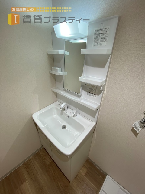 洗面設備　綺麗な独立洗面台。