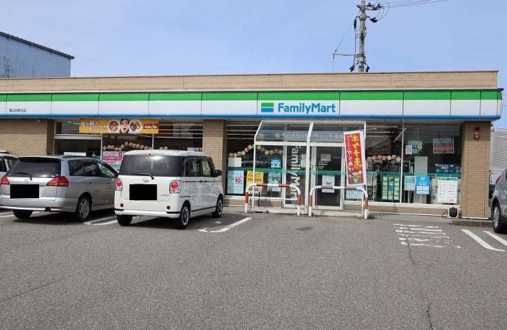 コンビニ　ファミリーマート（コンビニ）まで810m