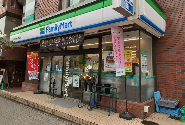 コンビニ　ファミリーマート世田谷新町店（コンビニ）まで81m
