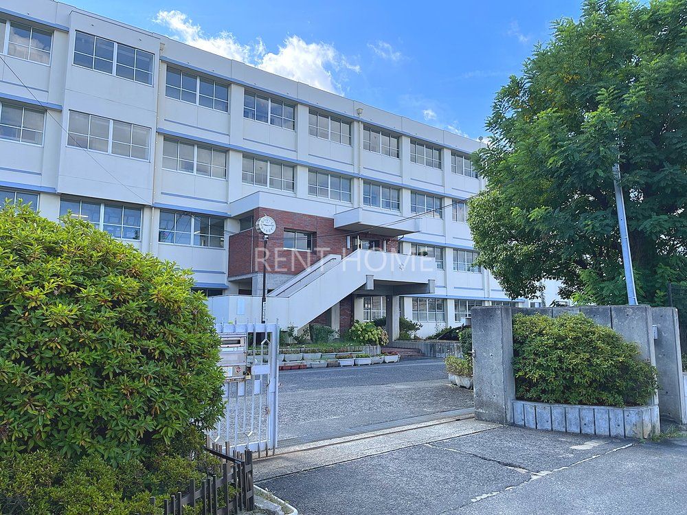 中学校　羽曳野市立高鷲中学校（中学校）まで1680m