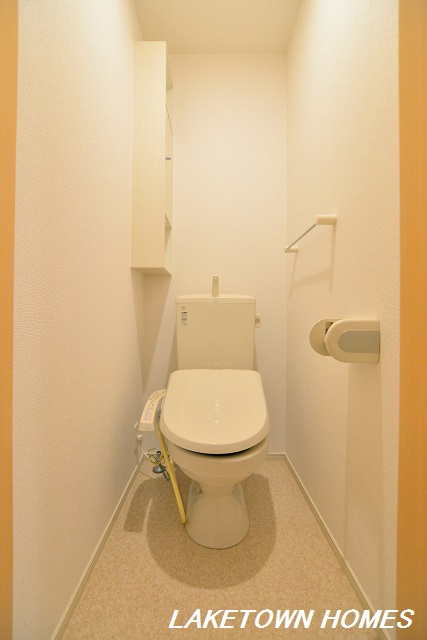 トイレ　上部に収納のある温水洗浄便座付のトイレです。