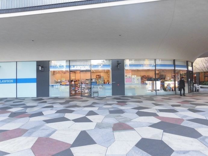 コンビニ　ローソン新宿イーストサイドスクエア店（コンビニ）まで148m