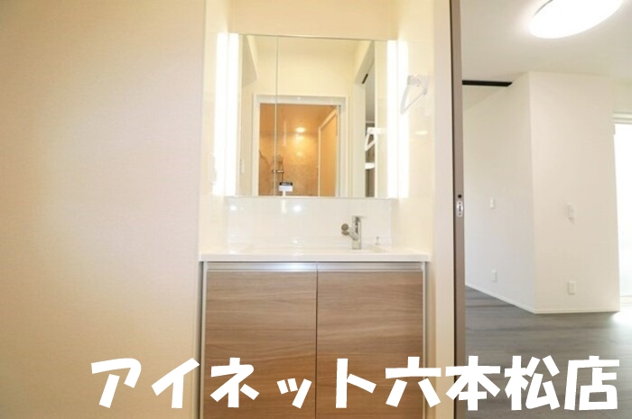 洗面設備　朝の支度にいかがでしょうか。