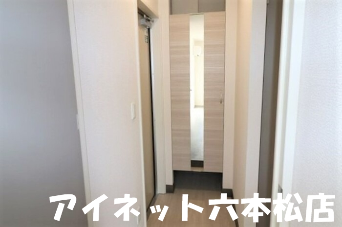 玄関　明るい玄関でお出迎え。