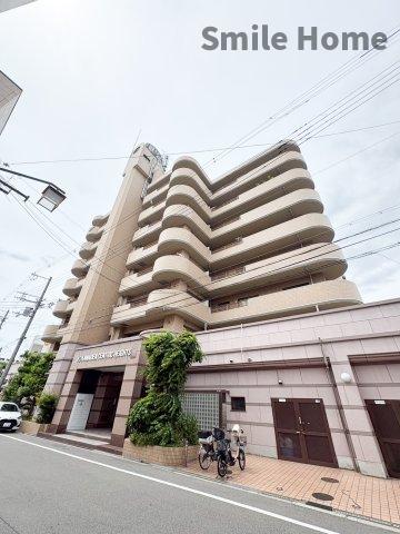 建物外観　オートロック付きの人気シリーズです。1階がスーパーです♪