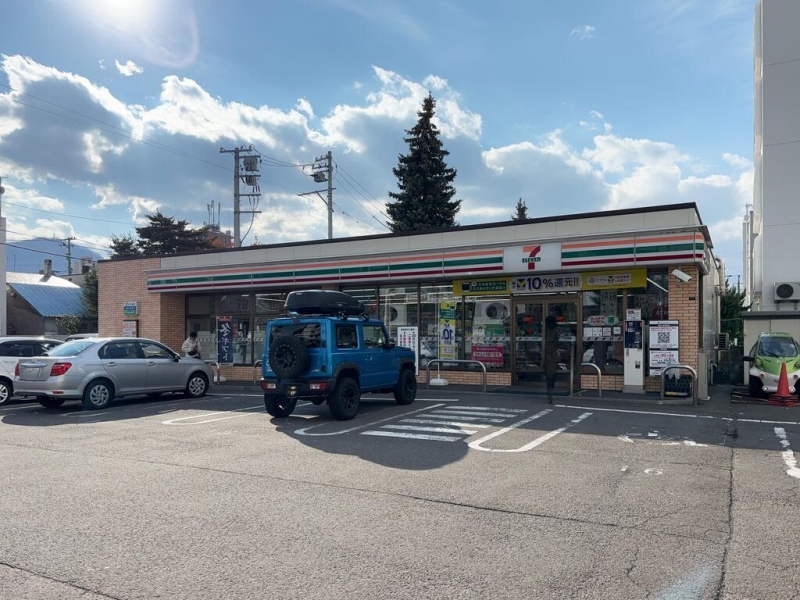 コンビニ　セブンイレブン南7条店（コンビニ）まで438m