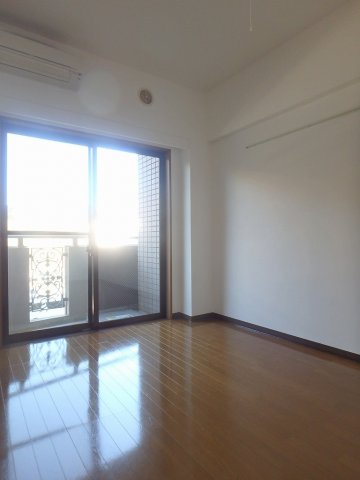 居室・リビング　落ち着いた色合いの床材を使用した居住空間です。