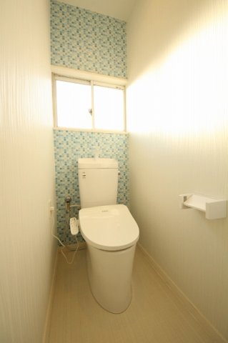 トイレ　落ち着いた色調のトイレです
