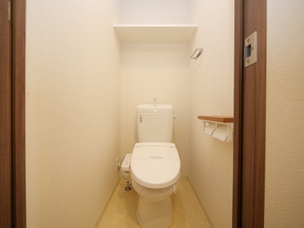 トイレ　落ち着いた色調のトイレです