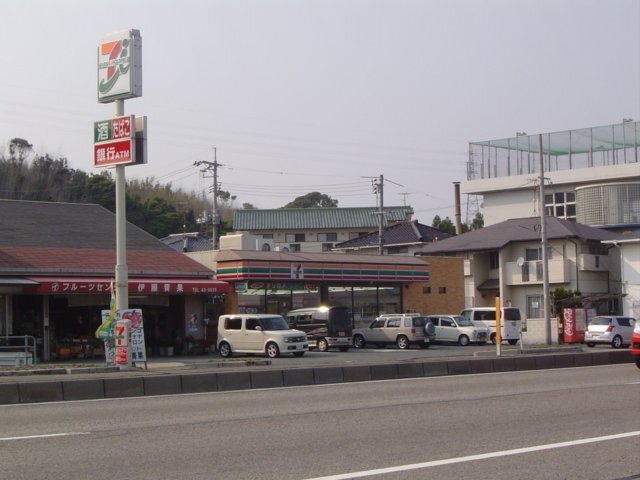 コンビニ　セブンイレブン下関長府警察署前店（コンビニ）まで664m