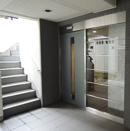 エントランス　落ち着いたエントランスです