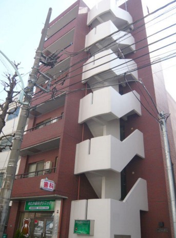 建物外観　鉄筋コンクリート造のガッチリとした建物。