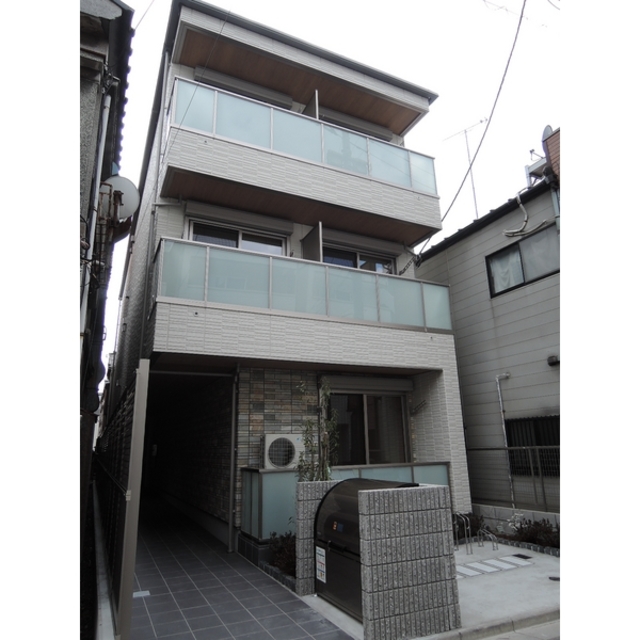 建物外観　３階建ての賃貸マンション