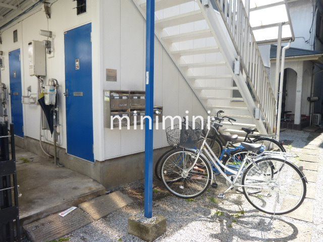 エントランス　外壁もオシャレに塗られています