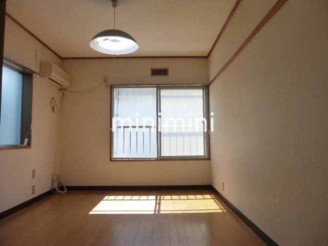 居室・リビング　２面採光で明るいお部屋