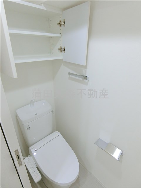 トイレ　棚収納と温水洗浄便座付きのトイレ