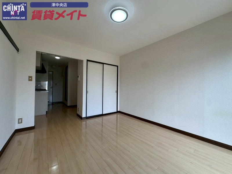 居室・リビング　同物件別部屋の写真