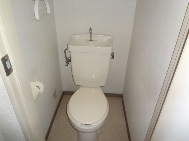 トイレ　タオル掛けあります