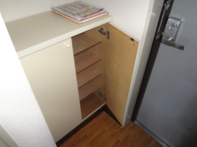 玄関　うれしい下駄箱付き