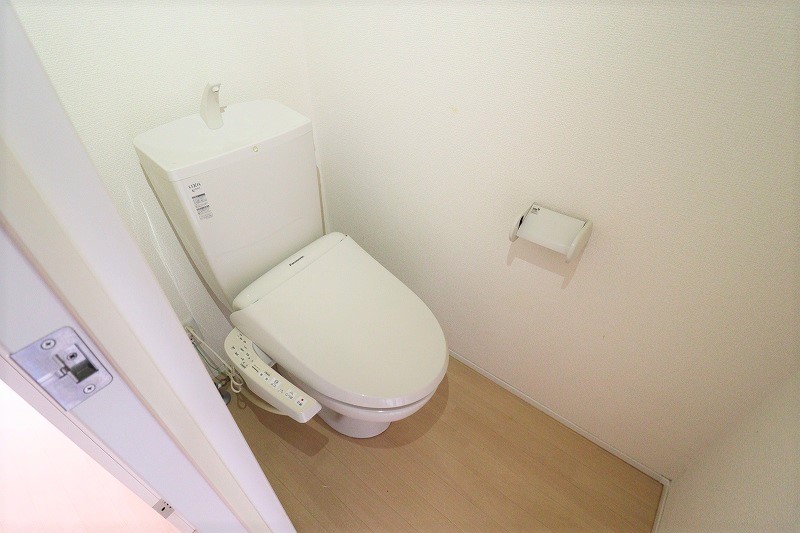 トイレ　※同物件別号室写真となります。