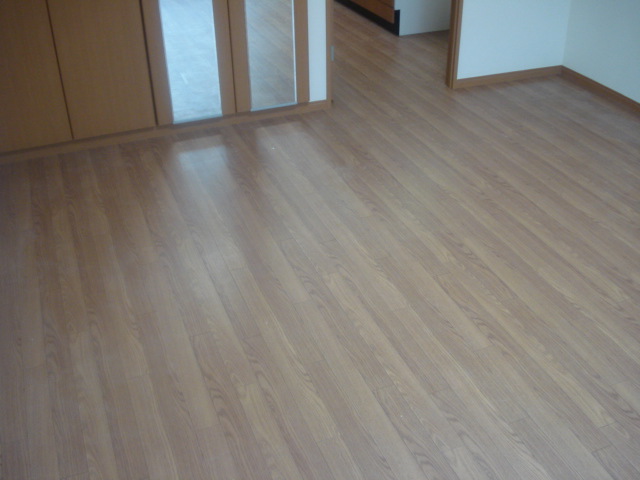 その他部屋・スペース　落ち着いた色合いの床材を使用した居住空間