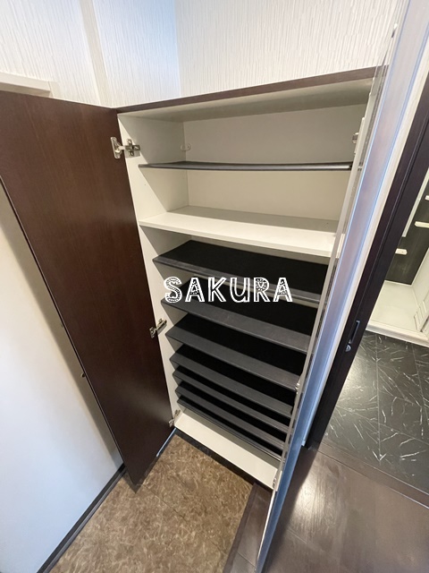 玄関　収納豊富なシューズボックスです♪