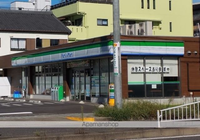 コンビニ　ファミリーマート（コンビニ）まで400m