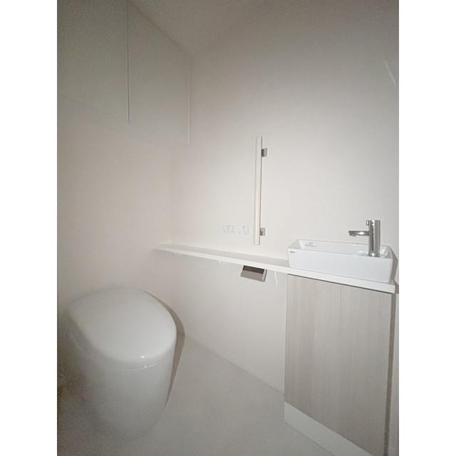 トイレ　※写真は同タイプ住戸です。