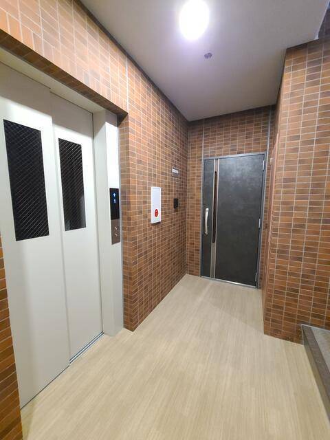 ロビー　エレベーター付き