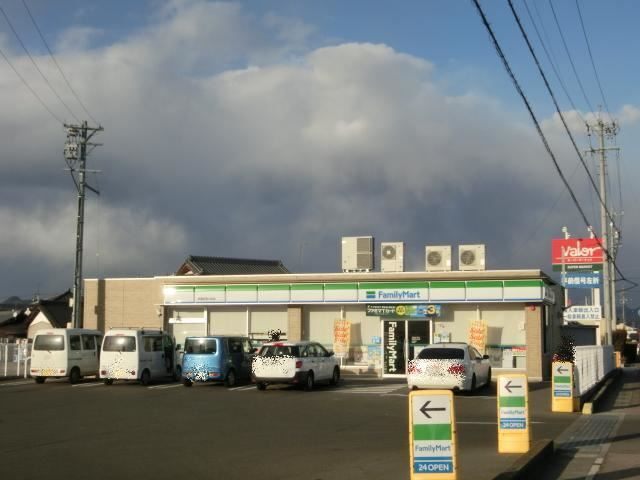 コンビニ　ファミリーマート（コンビニ）まで670m